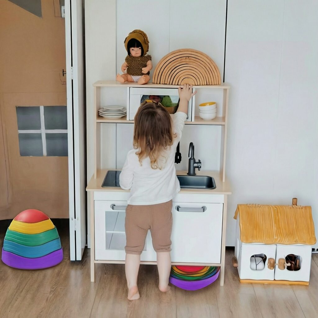 Enfant jouant sur un parcours de pierres d'équilibre colorées en intérieur