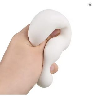 dans la main – texture TPRMain comprimant un cube sensoriel anti-stress TPR – stimulation tactile TDAH TSA – LeoBelo