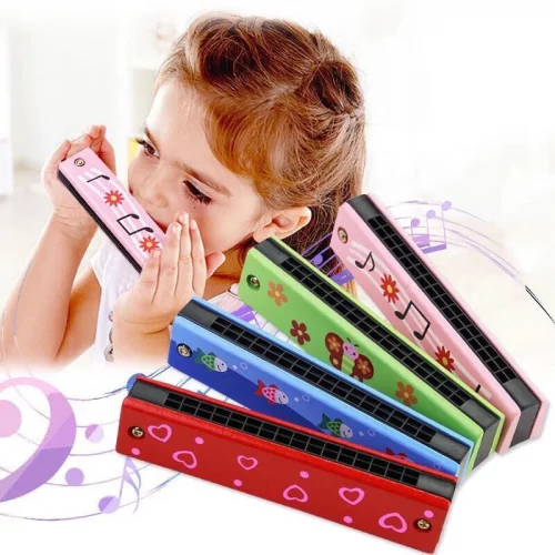 Enfant de 4 ans jouant avec harmonica en bois pour éveil musical et motricité fine