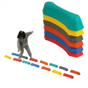 Enfant jouant sur tremplin d’équilibre sécurisé et coloré