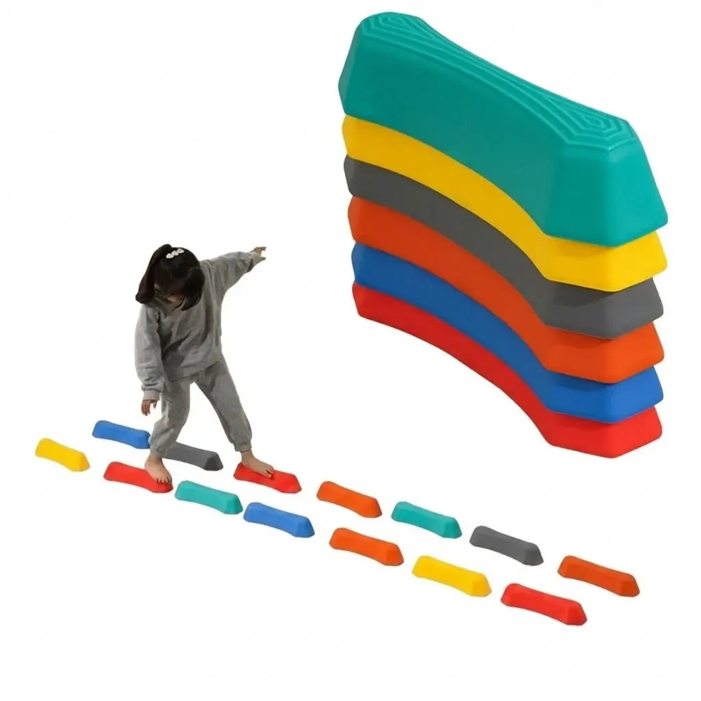 Enfant jouant sur tremplin d’équilibre sécurisé et coloré
