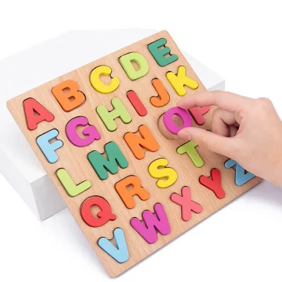 Main retirant une lettre d'un puzzle alphabet en bois