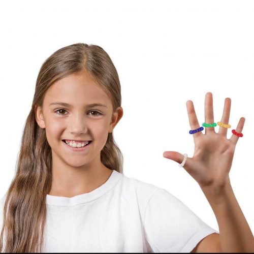 Enfant TDAH utilisant discrètement anneau sensoriel silencieux pendant cours école sans déranger classe