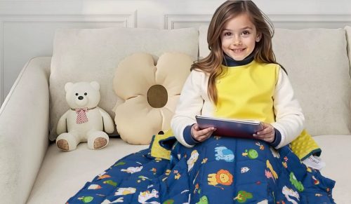 Enfant TDAH concentré devoirs avec couverture lestée apaisante pression profonde autorégulation