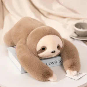 Peluche paresseux marron couchée sur des livres.