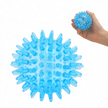 Balle bleue transparente à picots, avec une main tenant un modèle réduit.