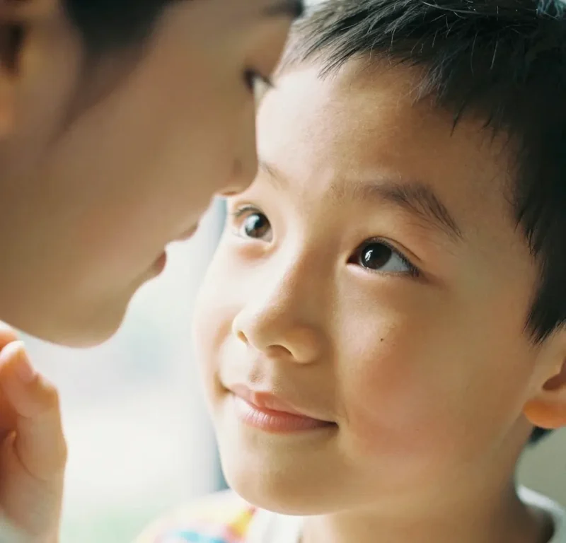 Enfant autiste regardant le front de sa maman au lieu des yeux - illustration du regard périphérique sans contact visuel direct - LeoBelo