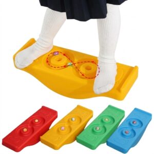 Enfant en équilibre sur planche labyrinthe à billes – entraînement vestibulaire et coordination