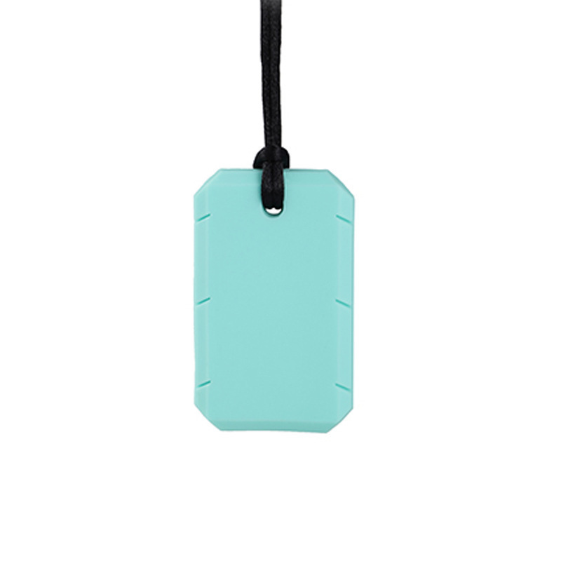 Plaque de silicone verte percée pour le cordon, portée sur un lien noir