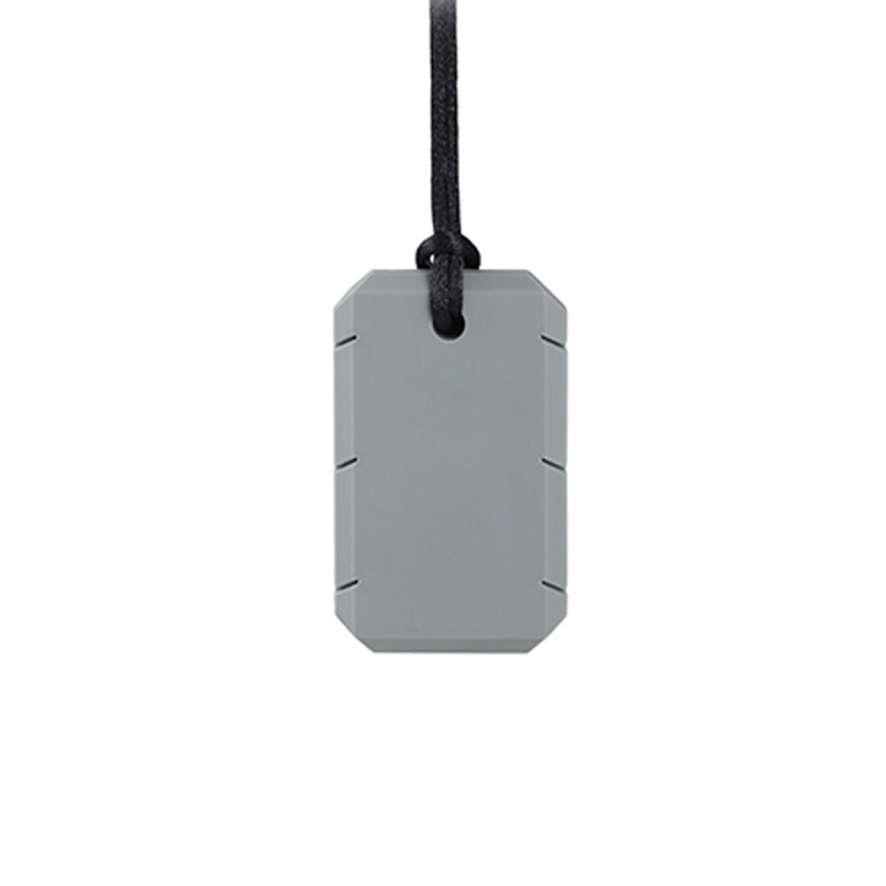 Plaque de silicone grise percée pour le cordon, portée sur un lien noir