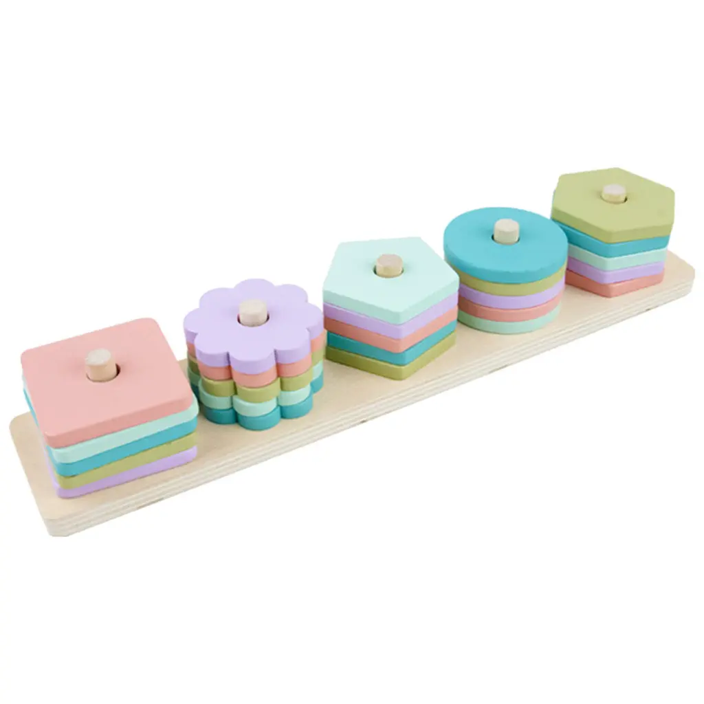 Cinq ensembles de formes empilées, de couleurs pastel variées (rose, bleu clair, vert menthe, violet, bleu sarcelle), sont disposés sur une planche en bois clair.