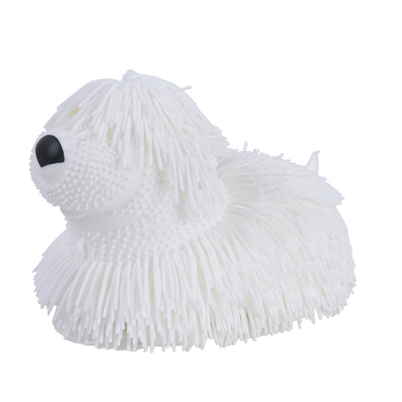 Chien sensoriel à filaments souples blanc, vu de profil, corps entièrement couvert de brins