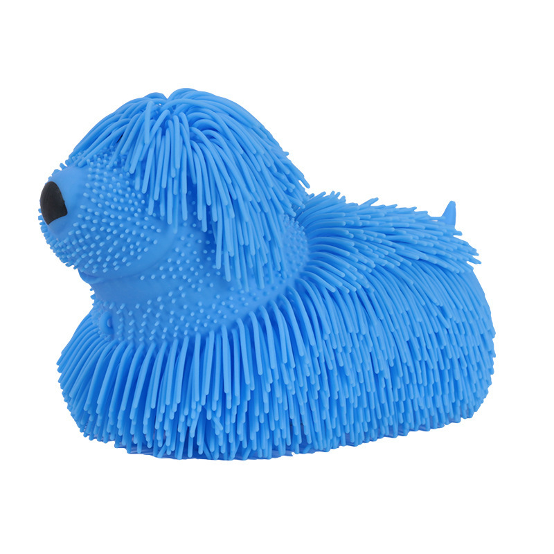 Chien sensoriel à filaments souples bleu, vu de profil, corps entièrement couvert de brins