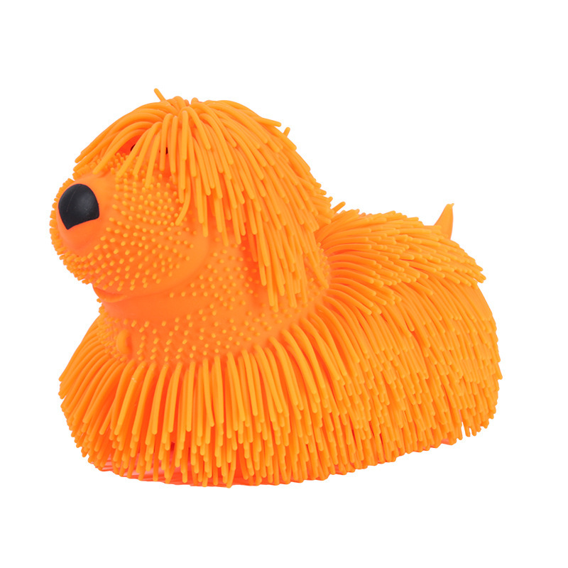 Chien sensoriel à filaments souples orange, vu de profil, corps entièrement couvert de brins