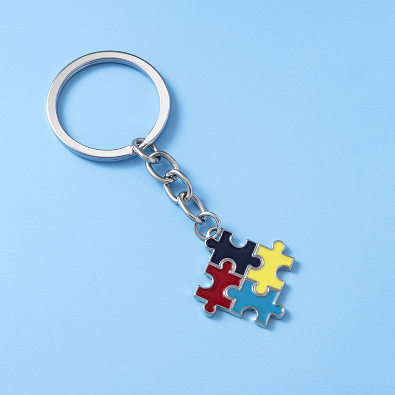 Détail du symbole puzzle émaillé du porte-clés autisme