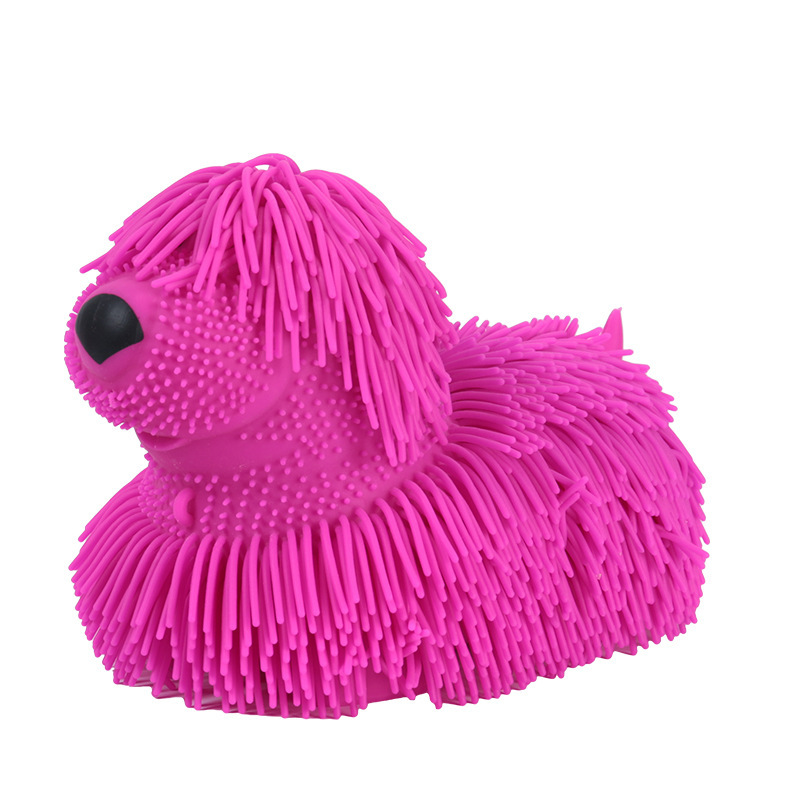 Chien sensoriel à filaments souples rose, vu de profil, corps entièrement couvert de brins