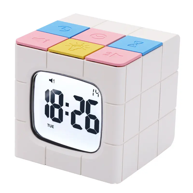Un cube blanc avec des carrés colorés sur le dessus et un écran numérique affichant l'heure et le jour.