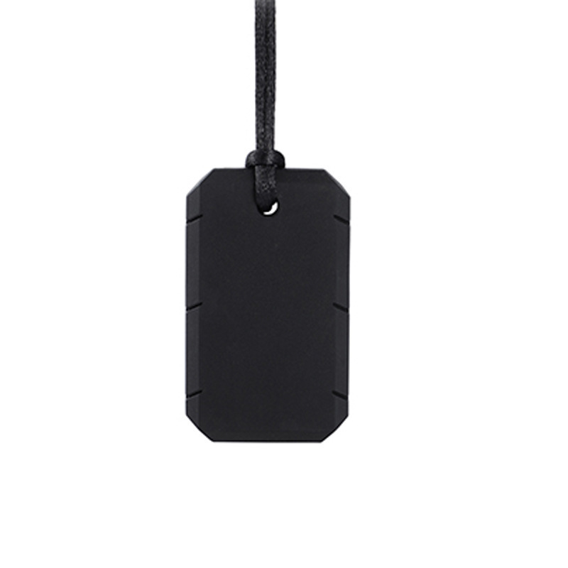 Plaque de silicone noire à angles arrondis, suspendue à son cordon