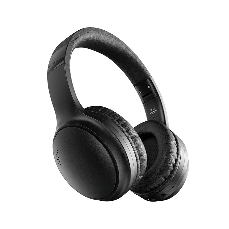 Casque circum-aural sans fil noir mat, coussinets ronds et commandes sur la tranche de l'écouteur, vu de trois quarts