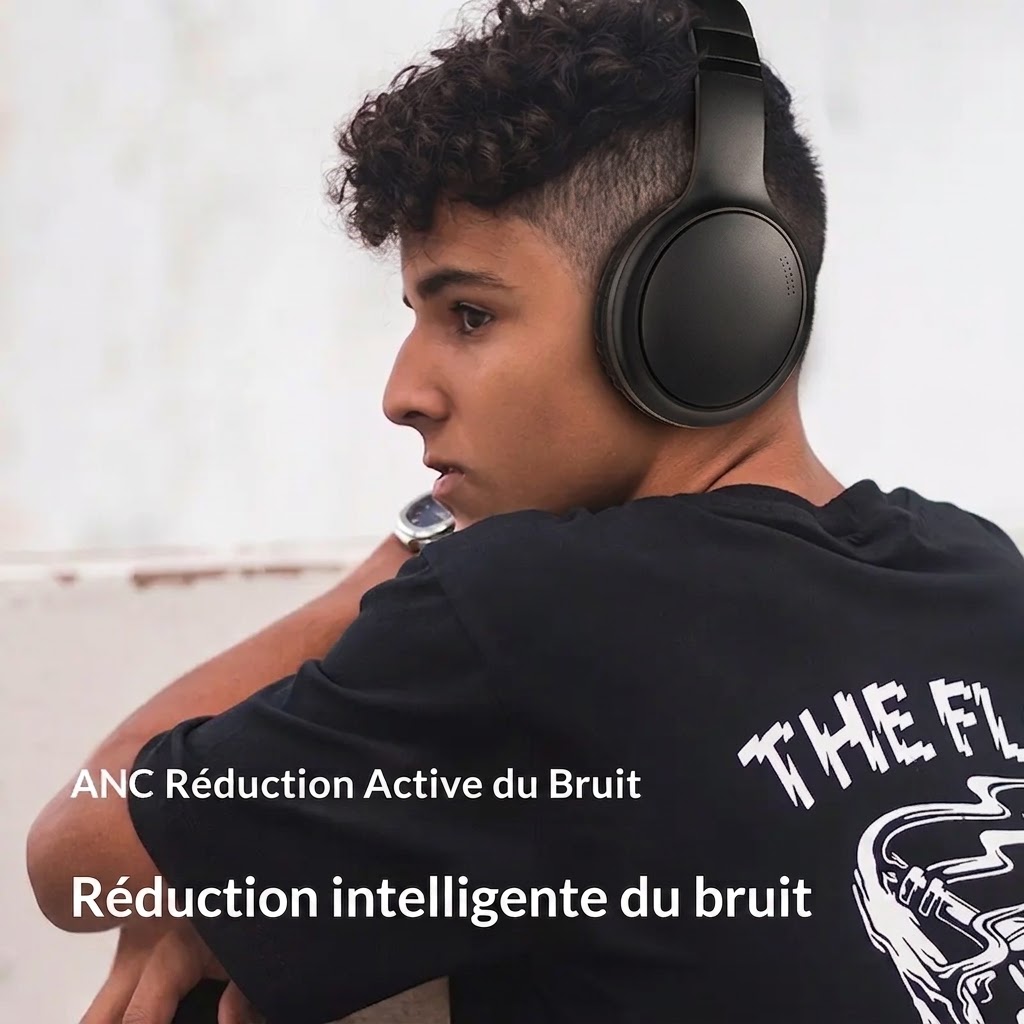 Adolescent de profil portant le casque circum-aural noir, avec la mention « ANC Active Noise Cancellation » incrustée sur l'image