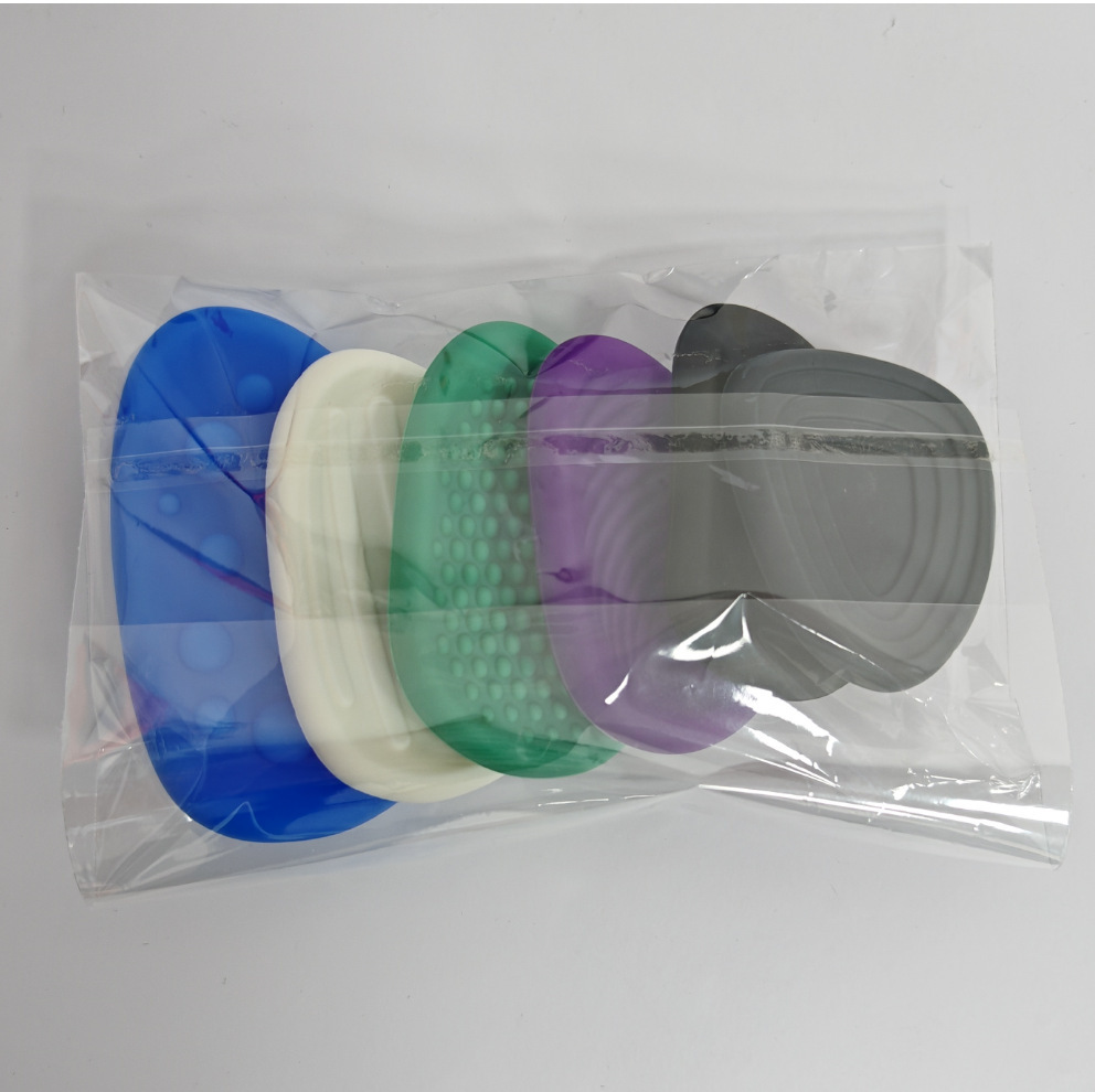 Les six galets sensoriels rangés côte à côte dans une pochette transparente