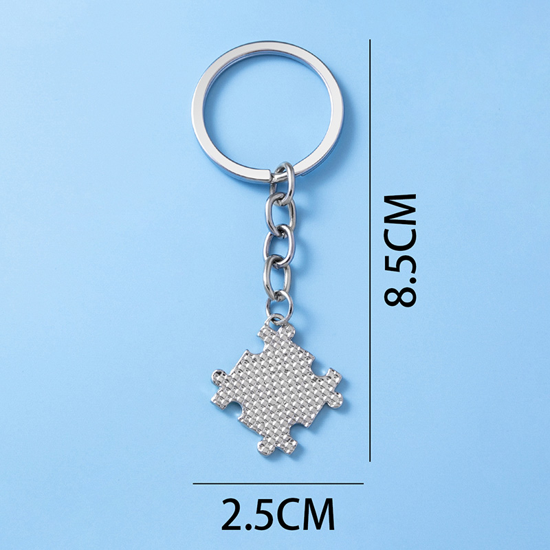 Détail du symbole puzzle émaillé du porte-clés autisme