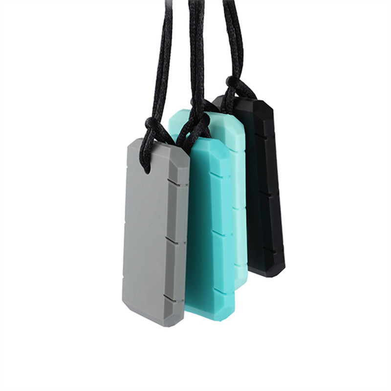 Trois pendentifs à mâcher en silicone suspendus, gris, vert et noir