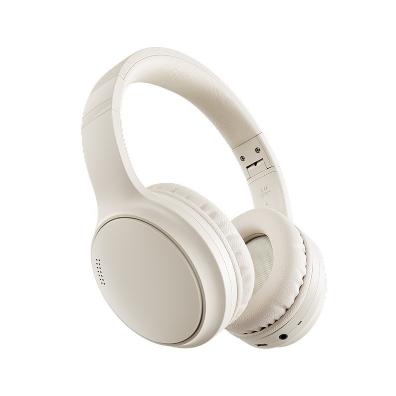 Casque circum-aural sans fil de couleur abricot, coussinets ronds et arceau rembourré, vu de trois quarts sur fond blanc