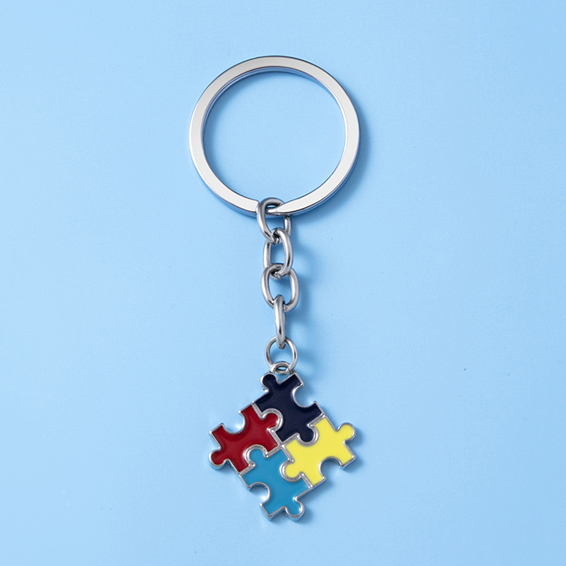 Détail du symbole puzzle émaillé du porte-clés autisme