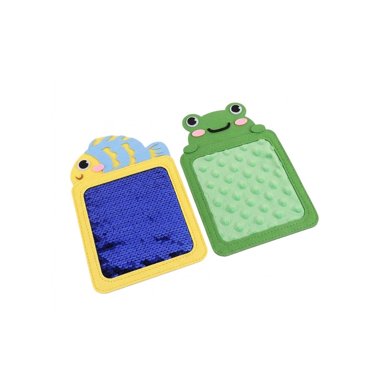Deux plaques tactiles en feutrine, une bleue et une verte, avec leurs textures