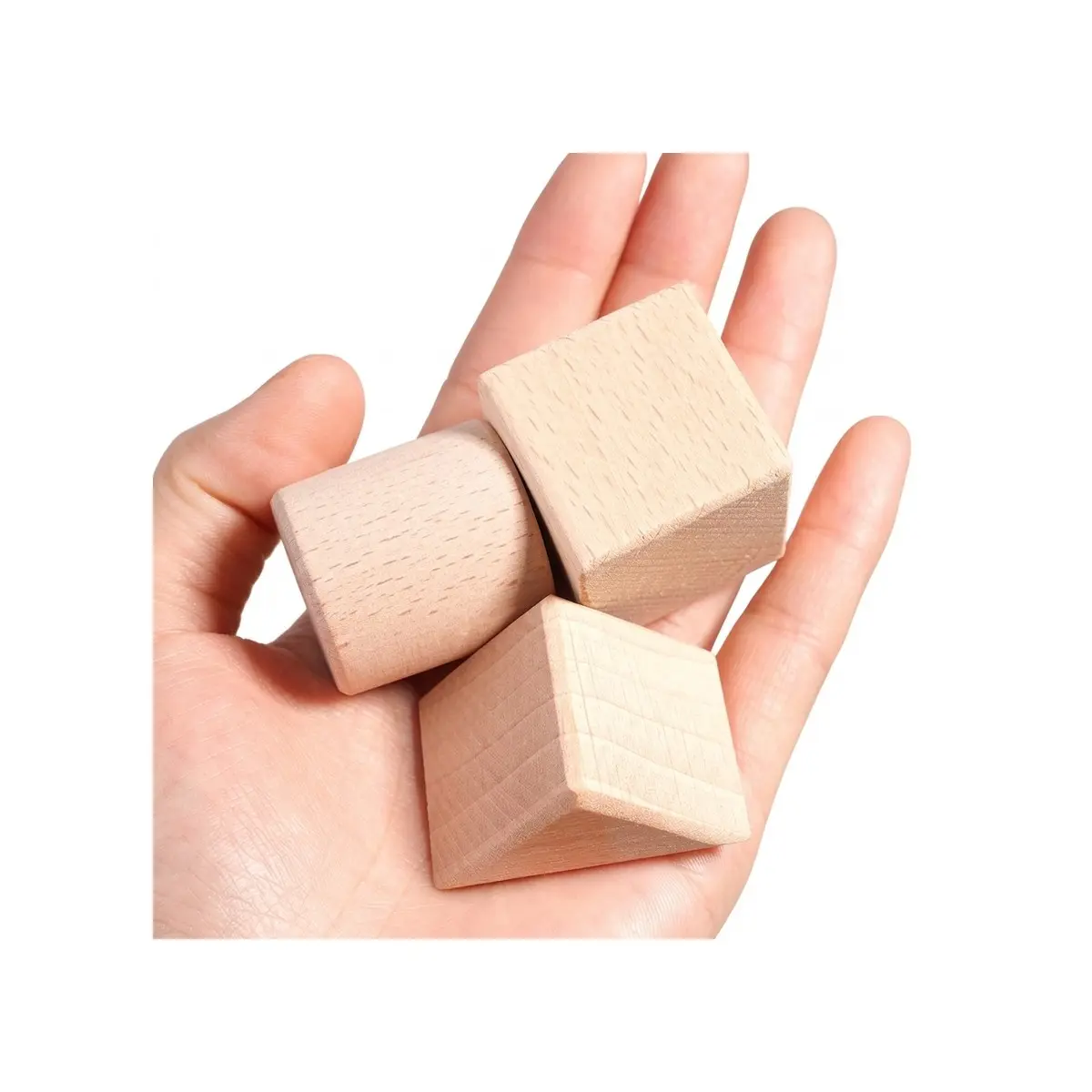 Cubes en hêtre tenus dans la main, pour donner l'échelle