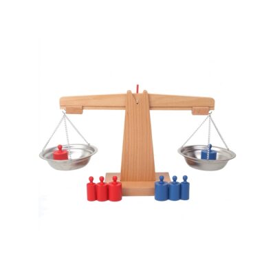 Balance Montessori en bois à l'équilibre, un poids rouge et un poids bleu dans les plateaux