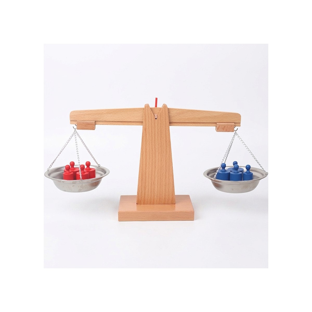 Balance Montessori en bois vue de face, plateaux en métal et poids colorés