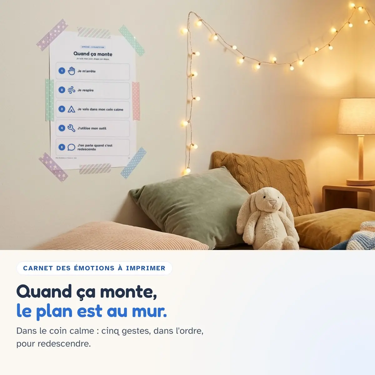 L'affiche « Quand ça monte » imprimée et collée au mur d'un coin calme, au-dessus des coussins