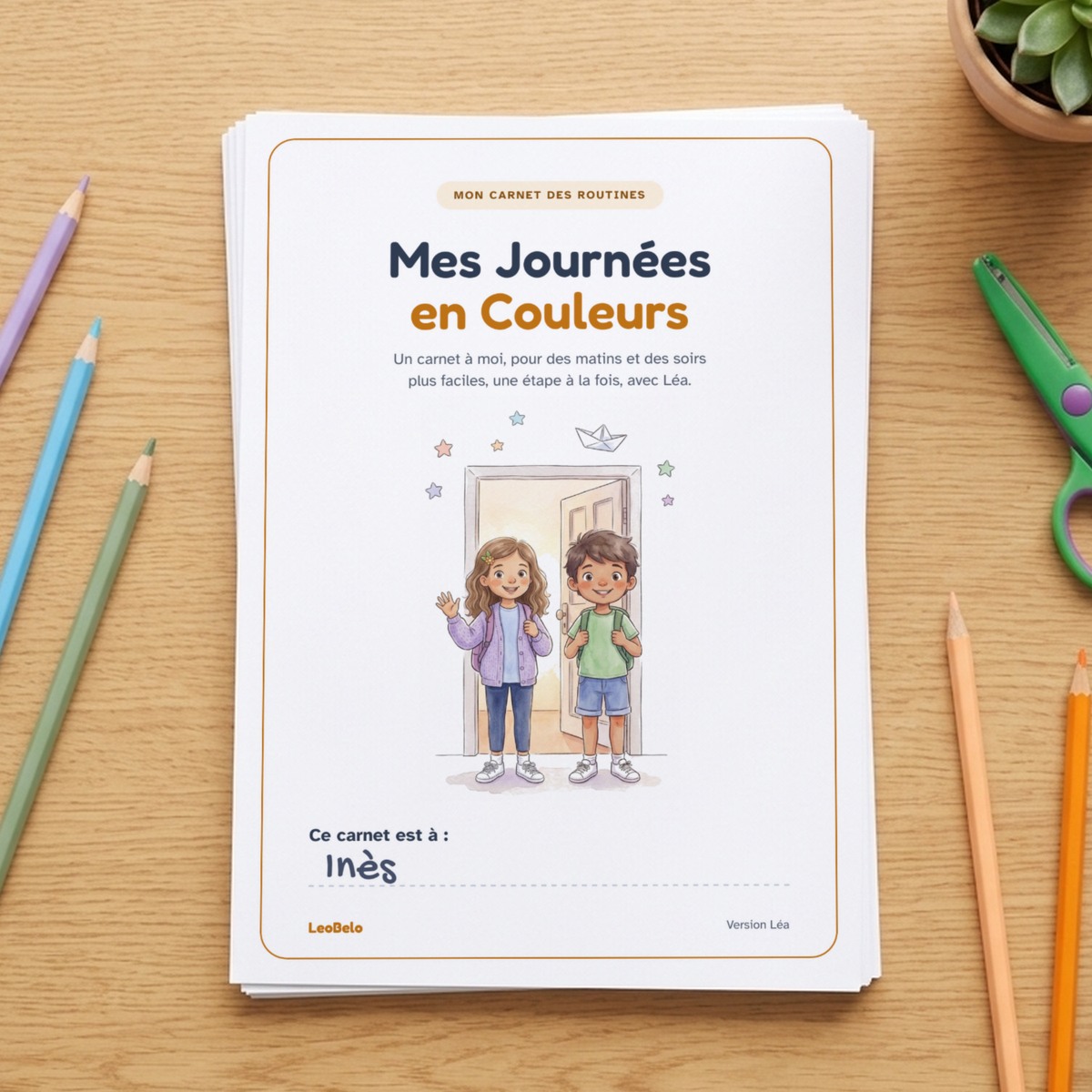 Couverture du carnet Mes Journées en Couleurs, imprimée, sur une pile de feuilles : Léa et Léo, cartable sur le dos, sur le pas de la porte