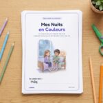 Couverture du carnet Mes Nuits en Couleurs, imprimée, sur une pile de feuilles
