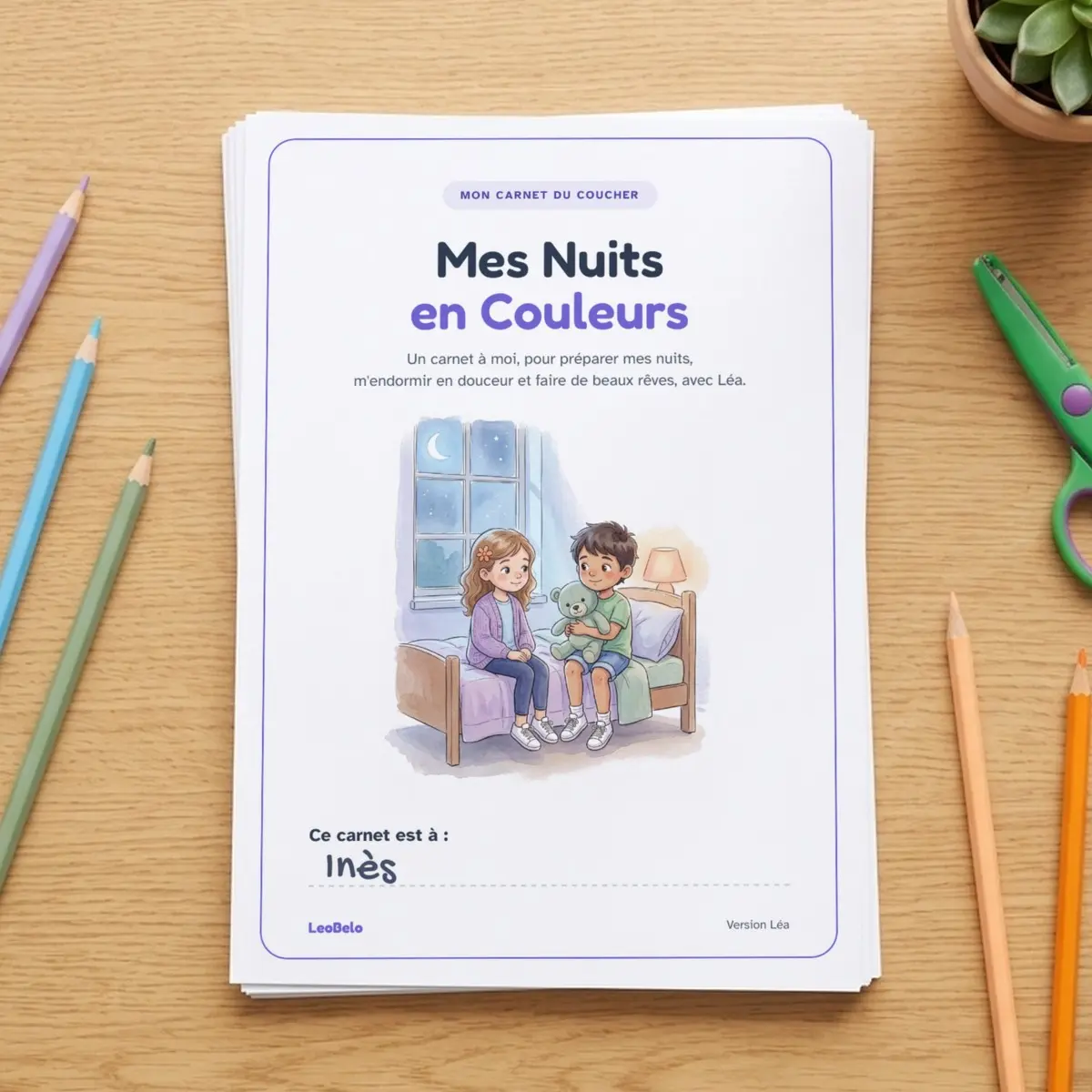 Couverture du carnet Mes Nuits en Couleurs, imprimée, sur une pile de feuilles : Léa et Léo assis sur un lit, un soir de lune
