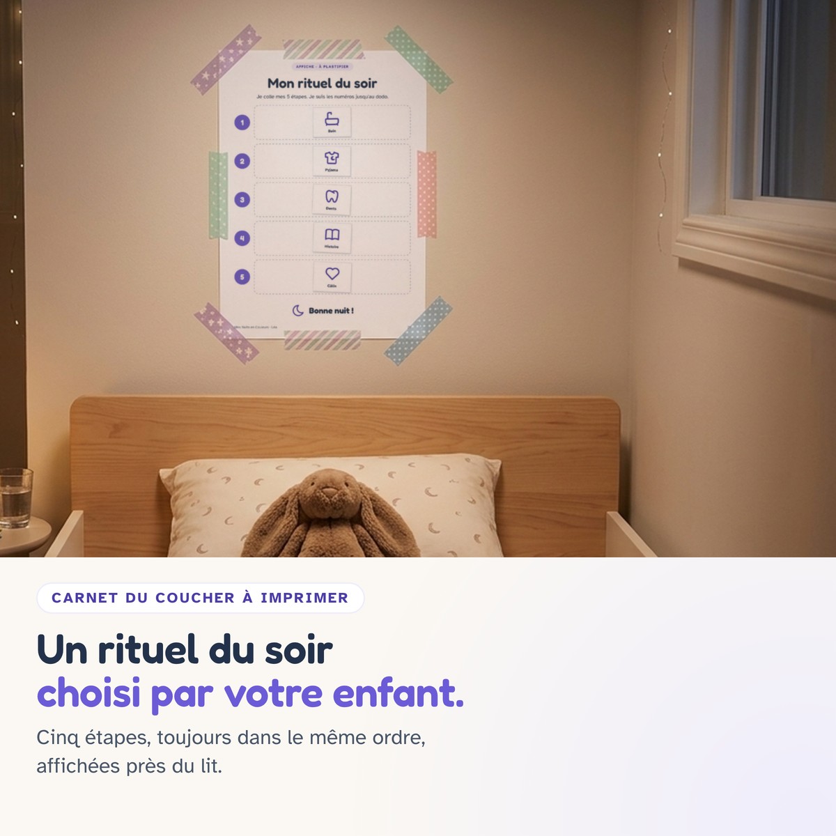 L'affiche « Mon rituel du soir » imprimée, remplie avec les stickers et collée au mur au-dessus d'un lit d'enfant.