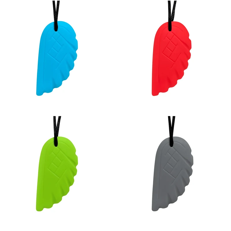 Quatre pendentifs à mâcher en forme d'aile, en silicone bleu, rouge, vert et gris, sur cordon noir