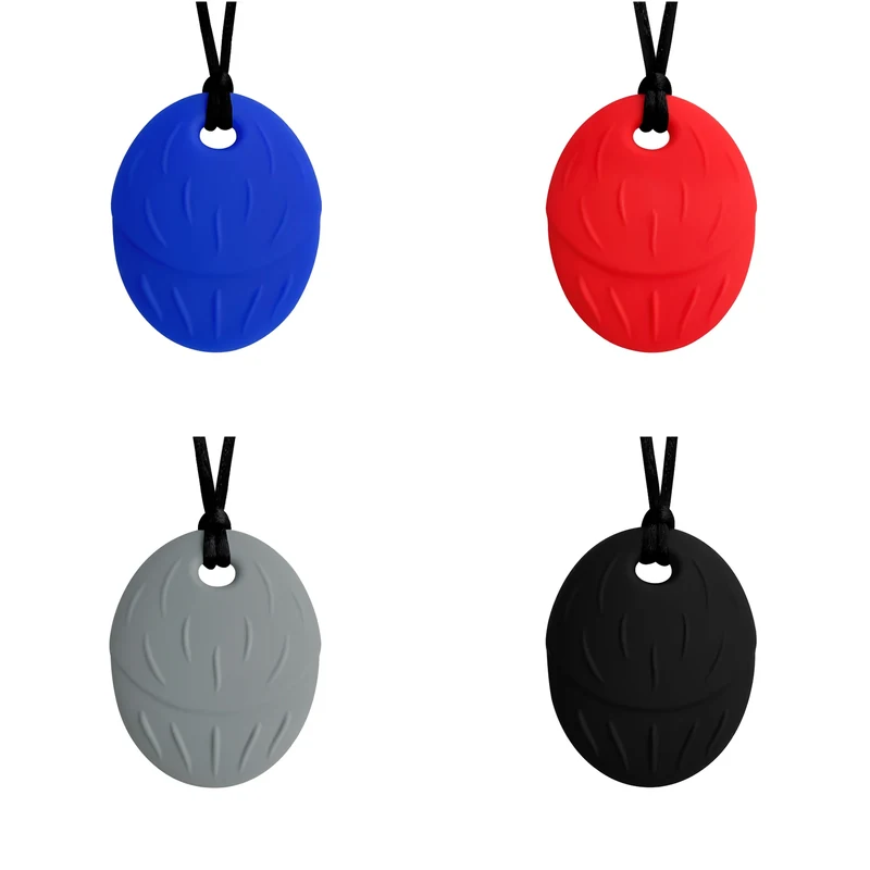 Quatre pendentifs ovales à mâchouiller en silicone bleu, rouge, gris et noir, ceinturés d'un relief, sur cordon noir